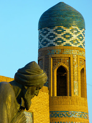 Minarete e estátua - Foto LoggaWiggler por Pixabay - BLOG LUGARES DE MEMÓRIA