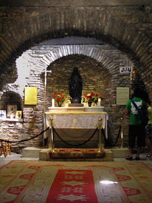 Altar com Imagem da Virgem Maria - Foto de Jennis JaRvir - BLOG LUGARES DE MEMÓRIA