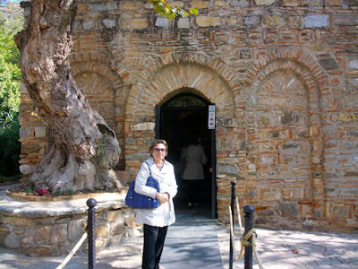 Entrada da casa onde teria morado a Virgem Maria em Éfeso, Turquia - Foto de Sylvia Leite - BLOG LUGARES DE MEMÓRIA