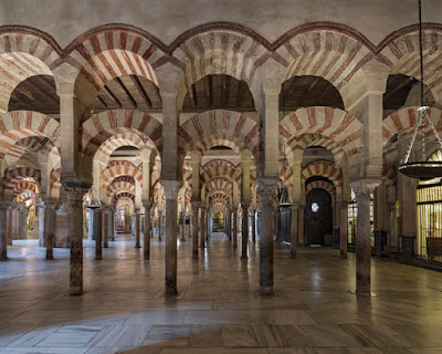 Arcos e colunas da Mesquita de Córdoba - Foto do site oficial do monumento - BLOG LUGARES DE MEMÓRIA