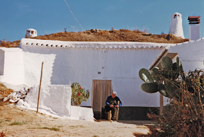 Fachada de casa cueva com homem sentado à porta em Guadix - Foto Sylvia Leite - BLOG LUGARES DE MEMÓRIA 