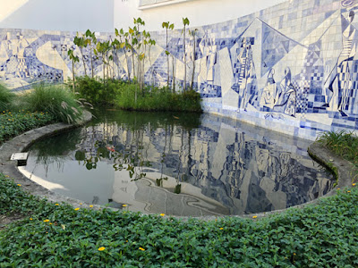 Laguinho com painel de azulejos de Burle Marx - Foto de Sylvia Leite - Matéria Casa da Gávea - BLOG LUGARES DE MEMÓRIA
