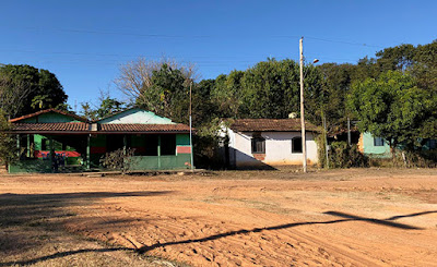 Algumas das poucas casas da vila - Foto de Sylvia Leite - BLOG LUGARES DE MEMÓRIA