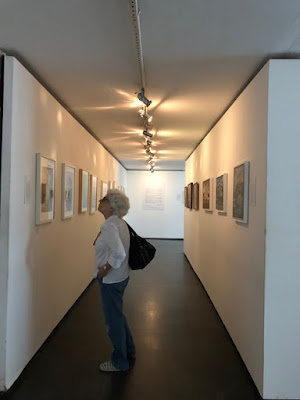 Visitante observa obras no Museu de Imagens do Inconsciente - Foto de Sylvia Leite - BLOG LUGARES DE MEMORIA