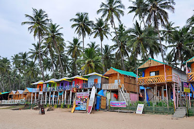 Praia de surfistas com casas de madeira colorida - Foto de aakka aakka em Pixabay - BLOG LUGARES DE MEMÓRIA