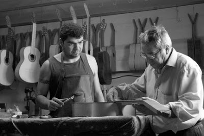 Valeriano e filho no ateliê de luthieria em Algodonales - Foto de site Valeriano Bernal divulgação - BLOG LUGARES DE MEMÓRIA