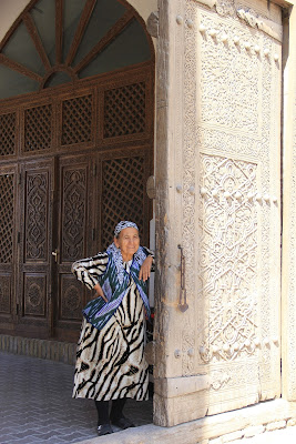 Moradora em traje típico - Foto de Pixabay - BLOG LUGARES DE MEMORIAlizada no Uzbequistão., Ásia Central .