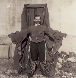 Franz Reichelt e sua roupa pára-quedas - Autor desconhecido em Wikipedia - BLOG LUGARES DE MEMÓRIA