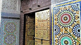 Padrões geométricos em porta e paredes do Marrocos - Foto de pasja100 em pixabay - BLOG LUGARES DE MEMÓRIA