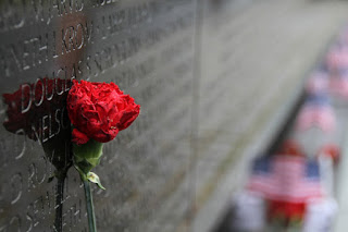 rosa encostada no muro do monumento The Wall - Foto MonicaVolpin em Pixabay - BLOG LUGARES DE MEMÓRIA