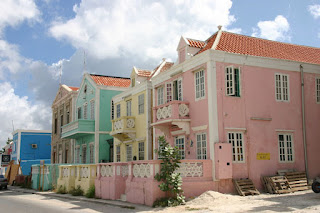 Casas coloridas em rua de Willemstad - foto de colleenrouse por Pixabay - BLOG LUGARES DE MEMÓRIA