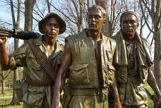Estátuas de soldados em um dos Monumento aos mortos no Vietnã - Foto Dennis Larsen por Pixabay - BLOG LUGARES DE MEMÓRIA
