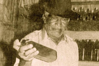 Manequito segurando garrafa de batida - Foto Osmário Santos - BLOG LUGARES DE MEMÓRIA