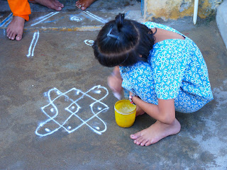 Menina aprende a fazer Kolam - Foto Logga Wigler em Pixabay - BLOG LUGARES DE MEMÓRIA