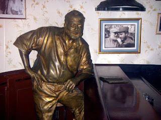 Estátua de Hemingway no restaurante El Floridita - Foto Jessica Knowlden Unsplash - BLOG LUGARES DE MEMÓRIA
