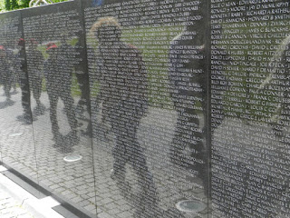 Imagens de pessoas refletidas no monumento aos mortos do Vietnã - Foto Saildancer por Pixabay - BLOG LUGARES DE MEMÓRIA