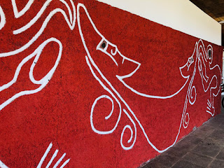 Desenhos étnicos na parede do aeroporto Foto Sylvia Leite - Matéria Rapa Nui - BLOG LUGARES DE MEMÓRIA
