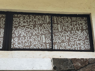 Janela decorada com símbolos da linguagem Rongorongo- Foto Sylvia Leite - BLOG LUGARES DE MEMÓRIA
