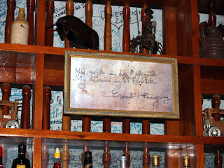 Placa com frase de Hemingway no restaurante La Bodeguita - Foto de Jessica Knowlden Unsplash - BLOG LUGARES DE MEMÓRIA