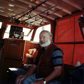 Hemingway em seu barco - Foto Domínio público - BOG LUGARES DE MEMÓRIA