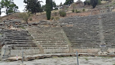 Anfiteatro no Oráculo de Delfos - BLOG LUGARES DE MEMÓRIA