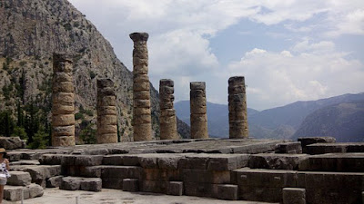 Colunas entre as ruínas do Oráculo de Delfos - BLOG LUGARES DE MEMÓRIA