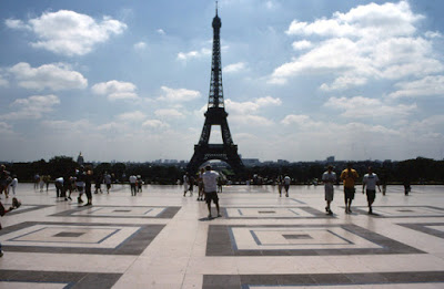 Torre Eiffel hoje - Foto de Rama em Wikimedia- BLOG LUGARES DE MEMÓRIA