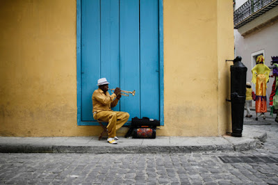 Músico em rua de Havana - Foto Jessica Knowlden Unsplash - BLOG LUGARES DE MEMÓRIA