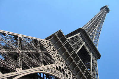  Torre Eiffel vista de baixo -Foto de Patrick Verdier em Wikimedia - BLOG LUGA-RES DE MEMÓRIA