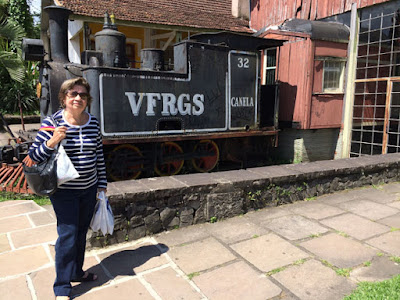 Turista e antiga locomotiva em Canela - Foto Sylvia Leite - Matéria Canela- BLOG LUGARES DE MEMÓRIA